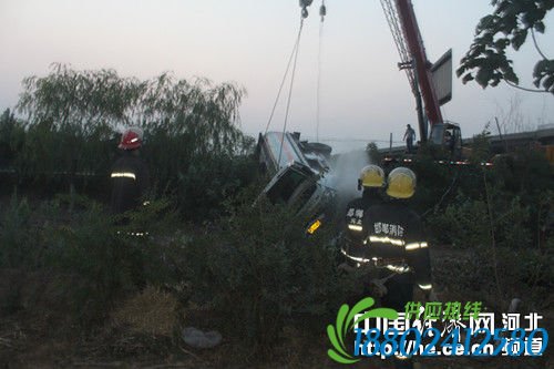 油罐车爆胎漏油斜躺路边 邯郸消防迅速排险