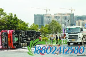 广州：载油30吨的油罐车侧翻 未造成人员伤亡