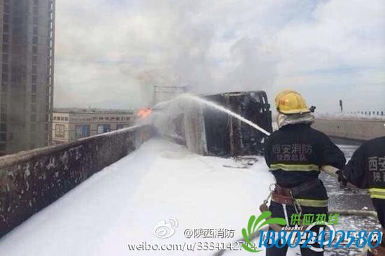 西铜高速聂冯段一油罐车侧翻起火消防正在处置