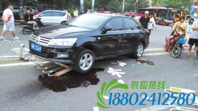 吸毒男驾车撞上护栏后当街撒钱 劫车逃逸再撞两
