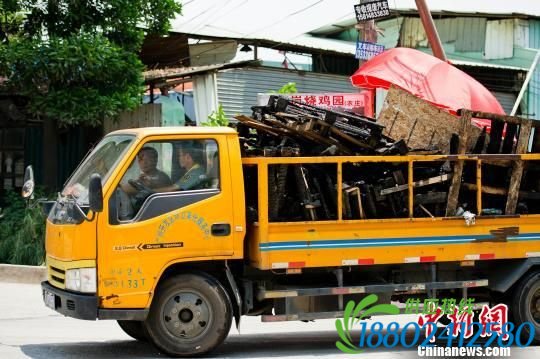 运载事故现场烧毁物残骸的车陆续从事故现场开出 龙宇阳 摄