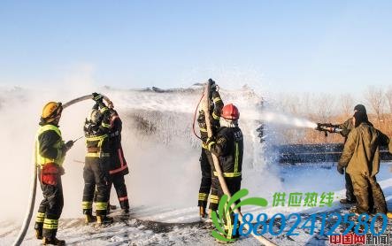 北京一30吨油罐车爆炸 火焰高达数十米 直击救援全程