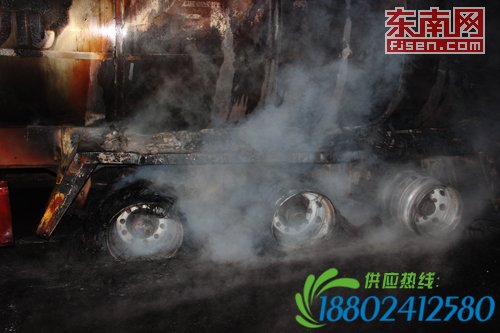 凌晨沈海高速油罐车起火 福鼎消防紧急扑救