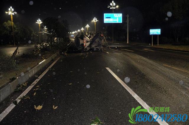 司机驾驶罐车发生侧翻 损失5万元(图)