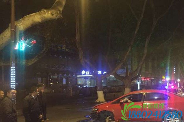 轿车撞上护栏严重受损 司机逃逸涉嫌酒驾