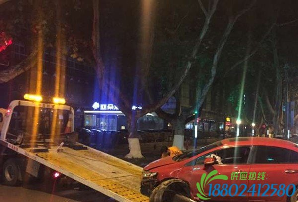 轿车撞上护栏严重受损 司机逃逸涉嫌酒驾