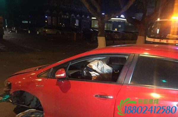 轿车撞上护栏严重受损 司机逃逸涉嫌酒驾