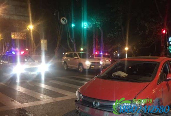 轿车撞上护栏严重受损 司机逃逸涉嫌酒驾