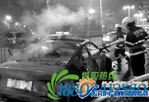 厦门一豪车撞上护栏 车子瞬间成“火球”