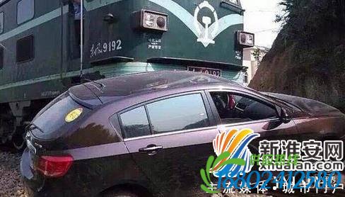 汽车与火车相撞