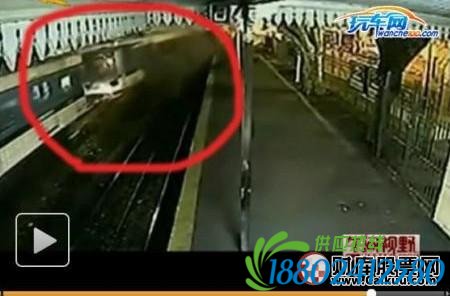 三辆火车迎面相撞