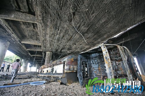 油罐车侧翻 冲天火烧坏高架桥