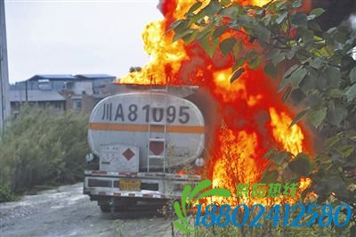 昨日早上7时30分，一辆载有10吨左右汽油的油罐车，行驶至绵阳游仙区石马镇，司机下车与一辆倒车的面包车司机争吵时，油罐车起火自燃，<a