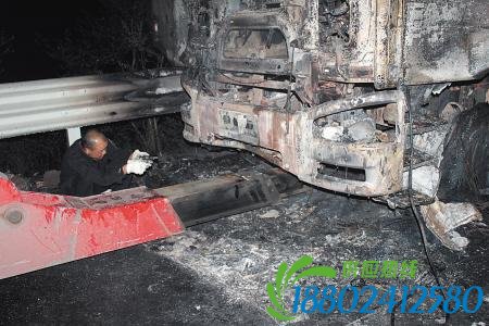 高速路上油罐车突然起火交警消防及时扑灭(图