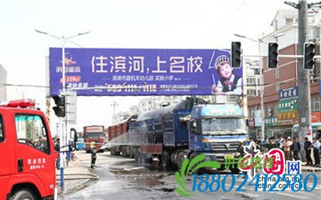 32吨油罐车追尾泄漏 消防员潜入罐内成功堵漏(图)