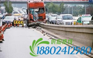 水泥罐车撞倒道路指示牌 被卡隔离护栏动弹不得