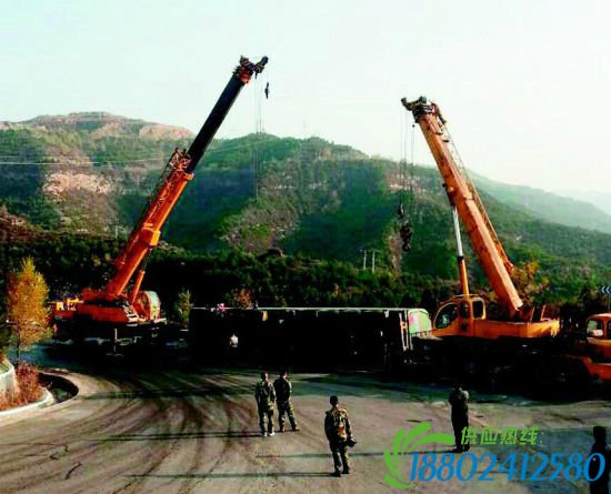 两辆吊车起吊扶正油罐车