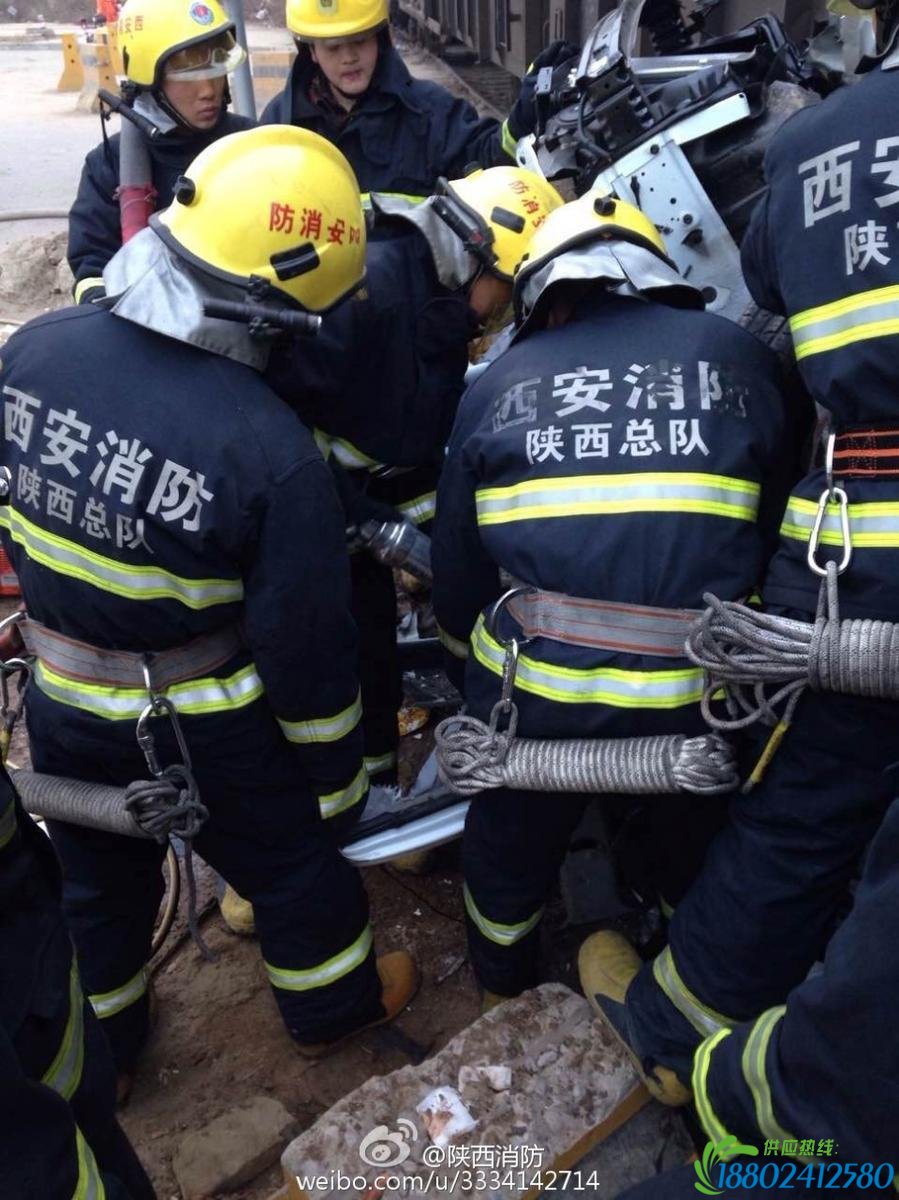 组图:西安一辆轿车与火车相撞 轿车面目全非