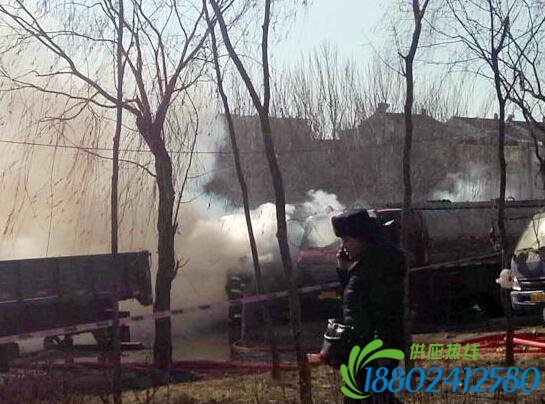 沈阳一彩钢房着火引燃油罐车