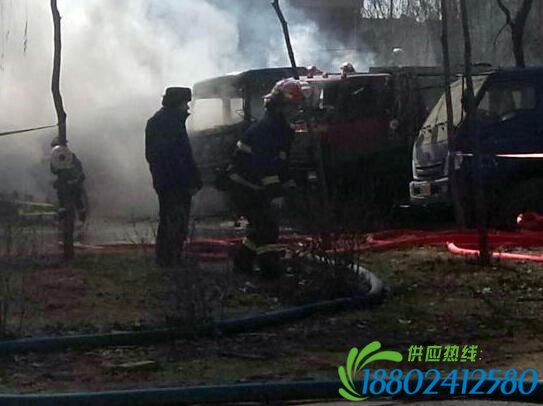 沈阳一彩钢房着火引燃油罐车