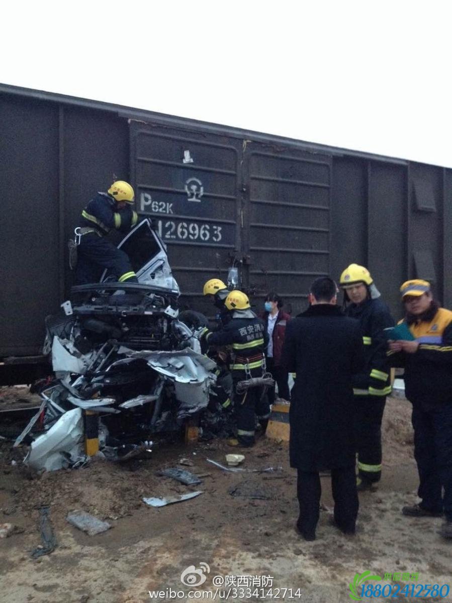 西安一轿车与火车相撞 严重扭曲面目全非