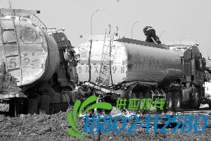 大货撞上油罐车 两人身亡