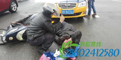 冬日暖心！交警为伤者撑伞 获群众点赞