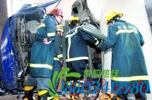 载30吨甲苯油罐车撞上护栏遭“锁喉”(组图)