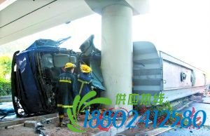 载30吨甲苯油罐车撞上护栏遭“锁喉”(组图)