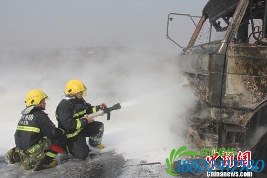 着火油罐车火光冲天,浓烟滚滚 何树良 摄