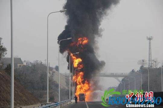 郑少高速15吨汽油车辆着火 消防人员2小时扑灭