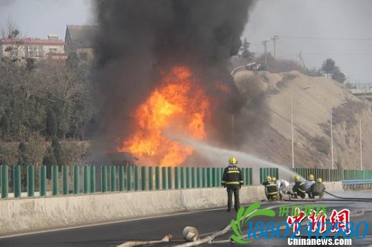 着火油罐车火光冲天,浓烟滚滚 何树良 摄