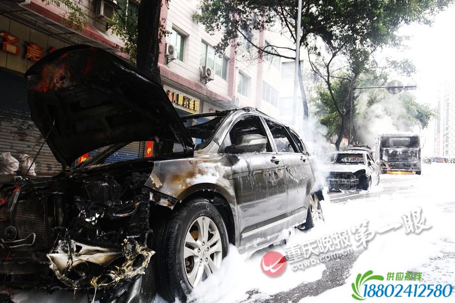 油罐车漏油起火 路边8车遭殃·重庆晚报第一眼