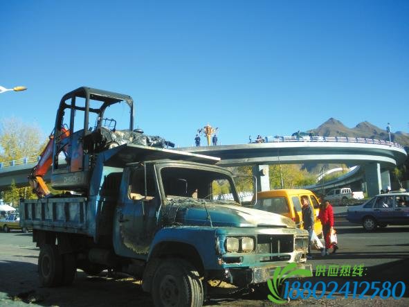 拉萨一油罐车冲下立交桥爆炸 致2人死亡(组图)