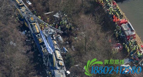 德火车对撞事故至少10人死亡政党取消政治活动