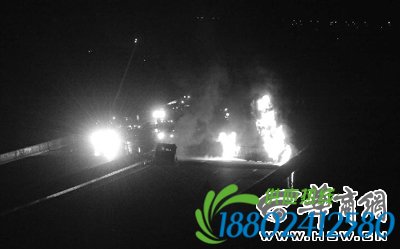 延西高速赵氏河大桥上 油罐车爆炸燃烧两小时