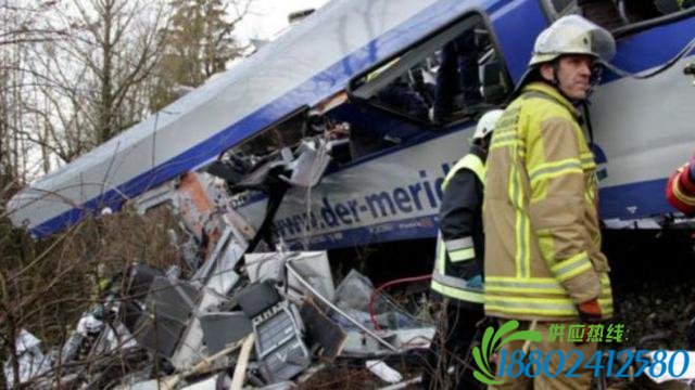 德国列车迎头对撞 至少10人死亡