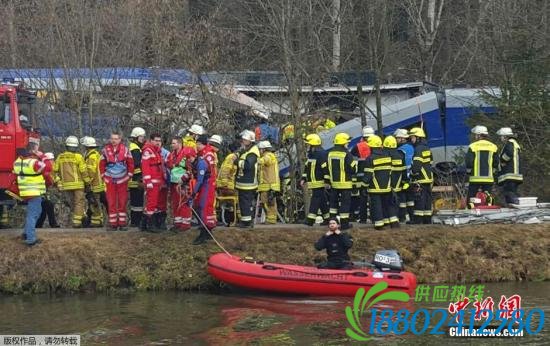 当地时间9日，德国南部巴特艾布灵城两列火车相撞，这起事故造成11人死亡。