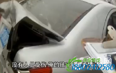 一辆小轿车尾部被顶烂（视频截图）