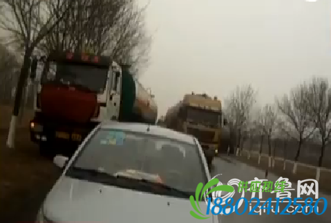 油罐车驾驶员陈某驾驶着核载40吨液化气的半挂车沿319省道由西向东行驶，先后撞上了前面的小轿车和对面的油罐车。（视频截图）