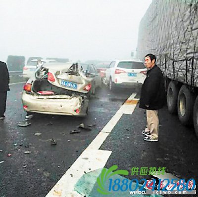 大雾致湖南多条高速发生事故 行车需格外注意