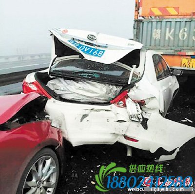 大雾致湖南多条高速发生事故 行车需格外注意