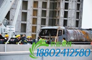 油罐车高架桥侧翻事发西铜高速聂冯段无人伤亡