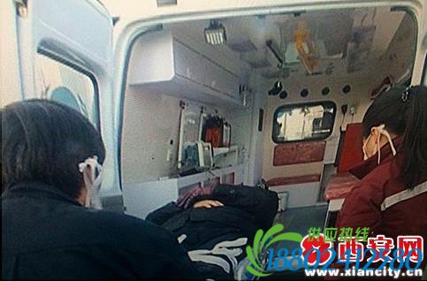 两轿车十字口相撞 “电动车直喊受不了”