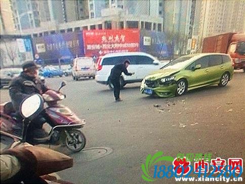 两轿车十字口相撞 “电动车直喊受不了”