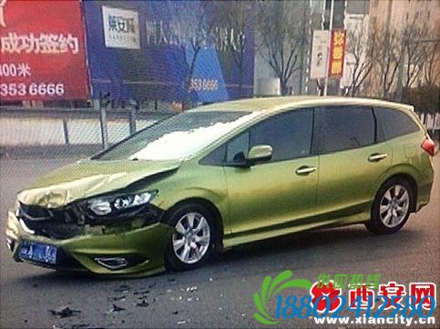 两轿车十字口相撞 “电动车直喊受不了”