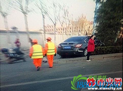 两轿车十字口相撞 “电动车直喊受不了”