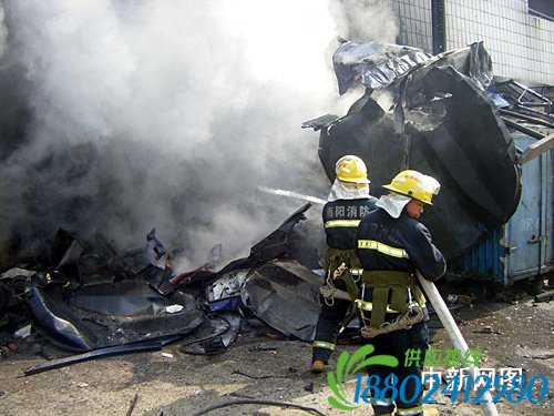 河南唐河县一油罐车爆炸 致8人受伤