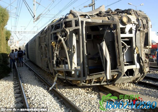 突尼斯首都两辆火车相撞致49人受伤(高清组图)