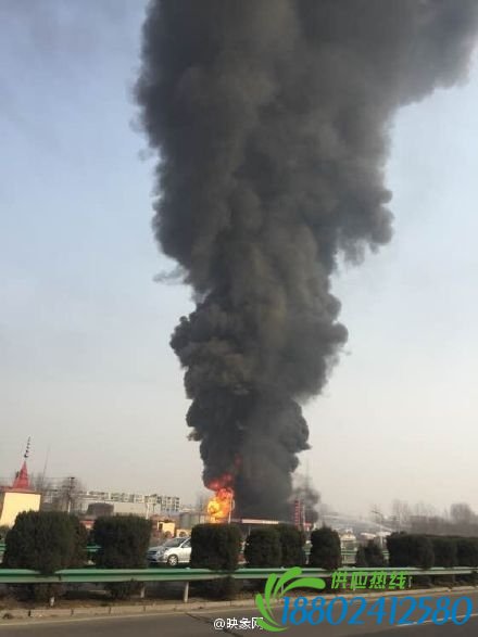 河南漯河一加油站疑起火爆炸：现场火光浓烟冲天(组图)